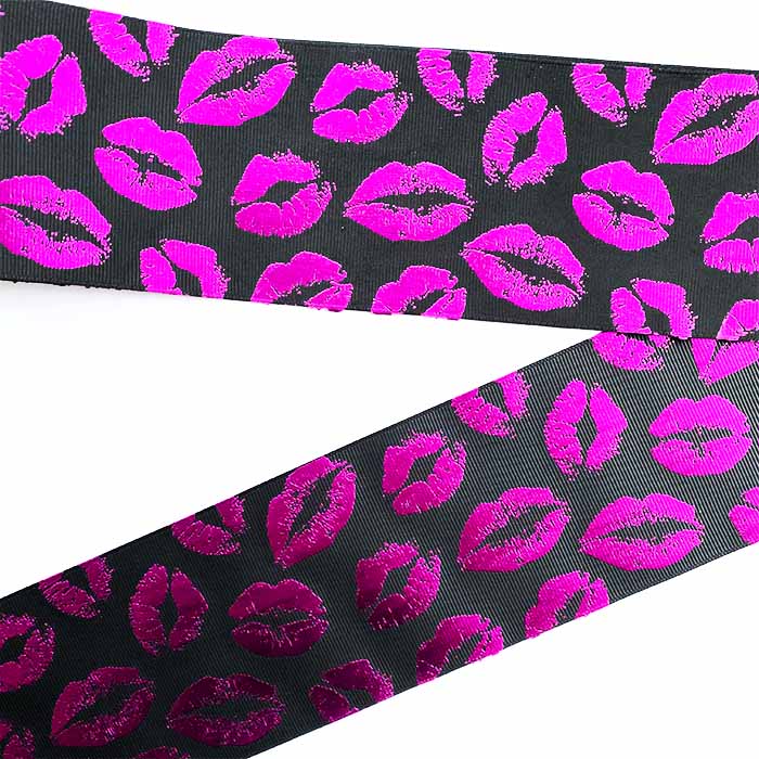 Yarda de Listón 7.5 Negro - Holograma Labios Fucsia
