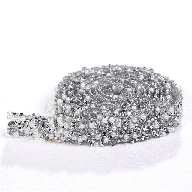 Yarda de Cristales Plateados con Perlas