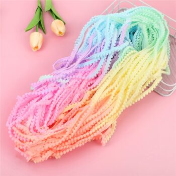 Yarda de Bies con Mini Pomponcitos Arcoiris Pastel