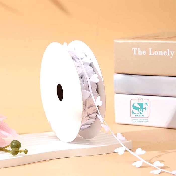 Yarda de Corazones Blancos