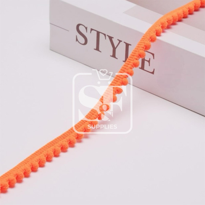 Yarda de Bies con Mini Pomponcitos Naranja